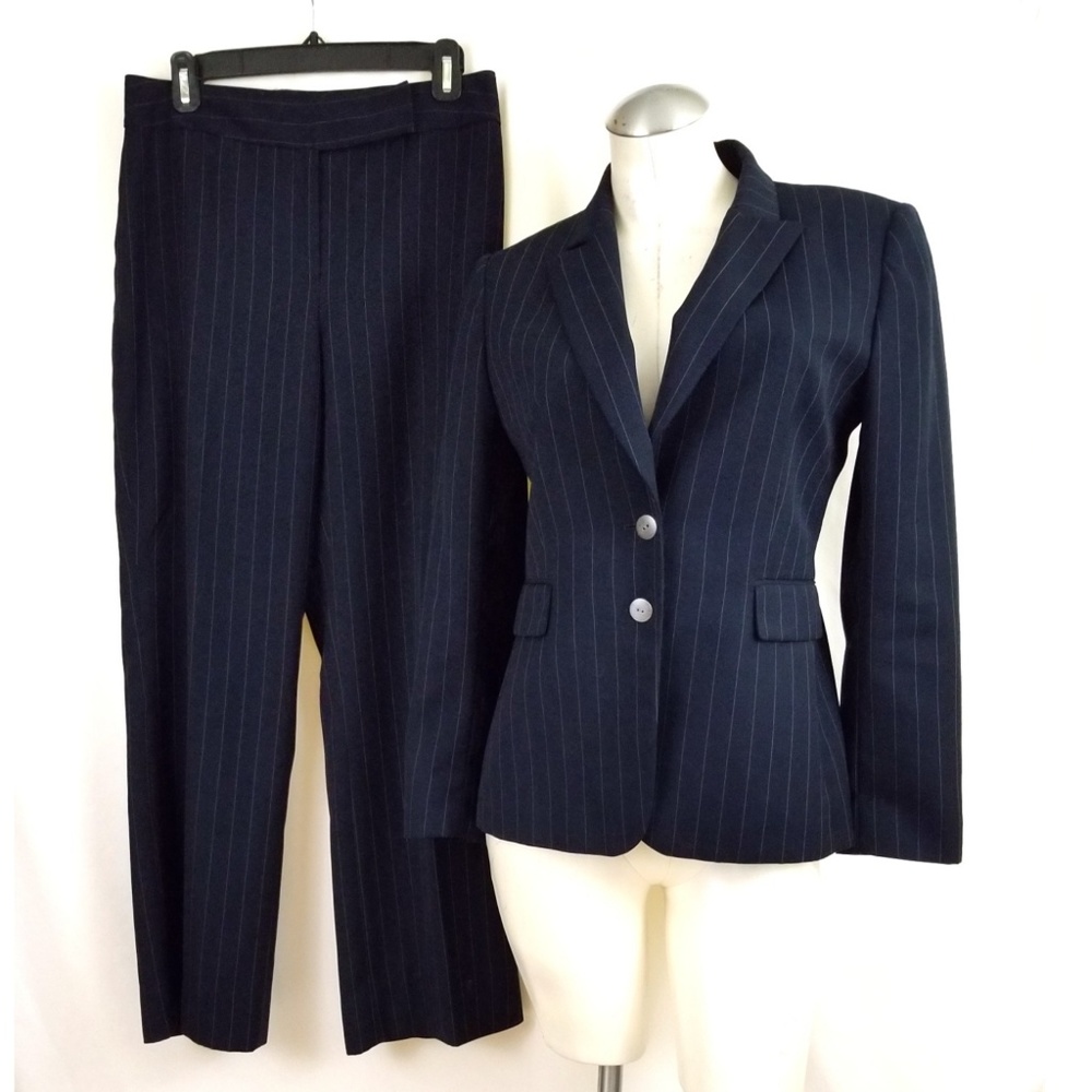 Tahari ASL 8P but 6P fit Blue Pinstripe Pant Suit